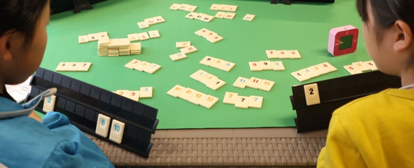 緑のマットの上に並ぶラミィキューブのタイル